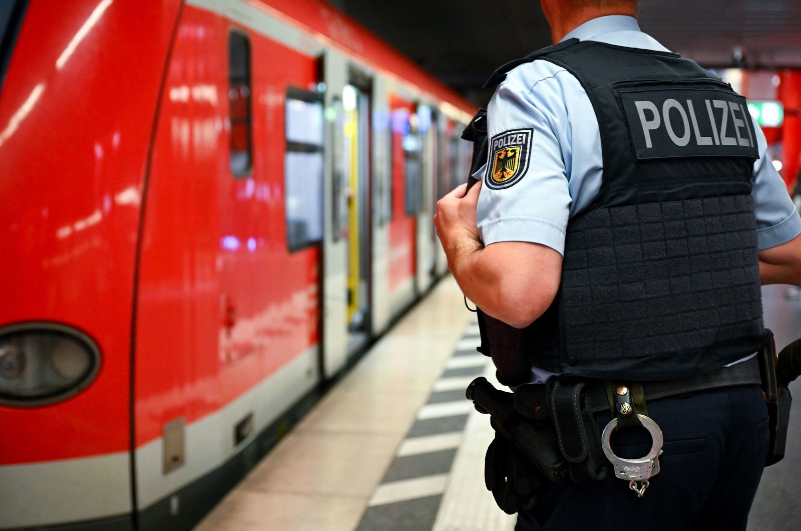 Die Bundespolizei warnt, Reisende sollen unbedingt genügend Abstand zu einfahrenden Zügen halten. (Symbolbild)