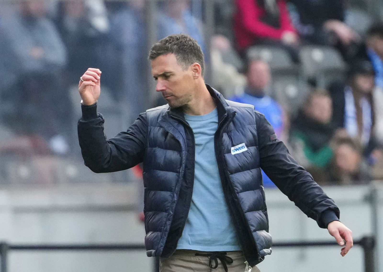 Enttäuscht vom Auftreten seiner Mannschaft vor der Pause: KSC-Trainer Christian Eichner.