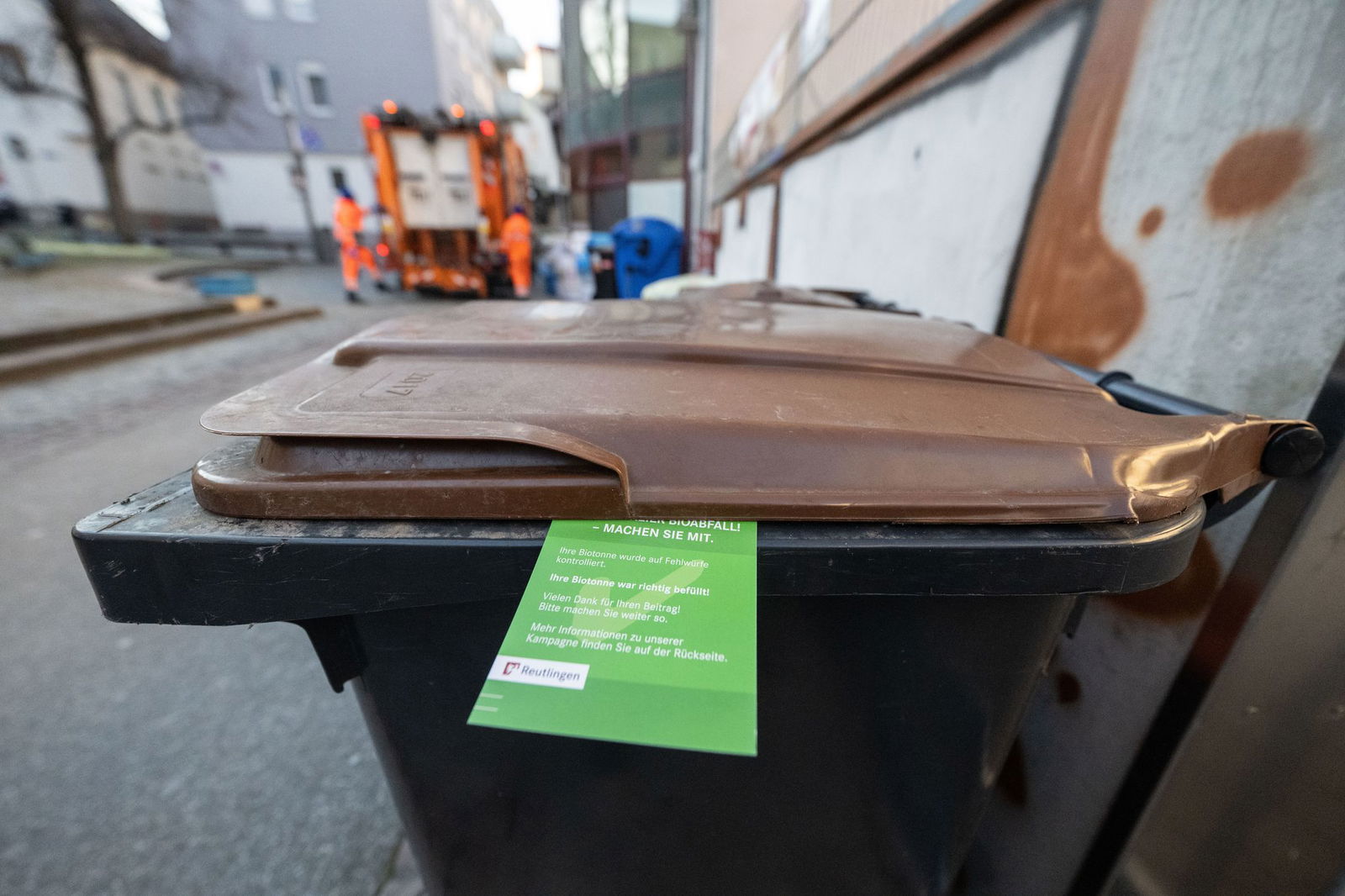 Biomülltonnen erhalten in Reutlingen einen Hinweis: Grün steht für richtig befüllt, gelb steht für eine falsche Befüllung. (Archivbild) . 