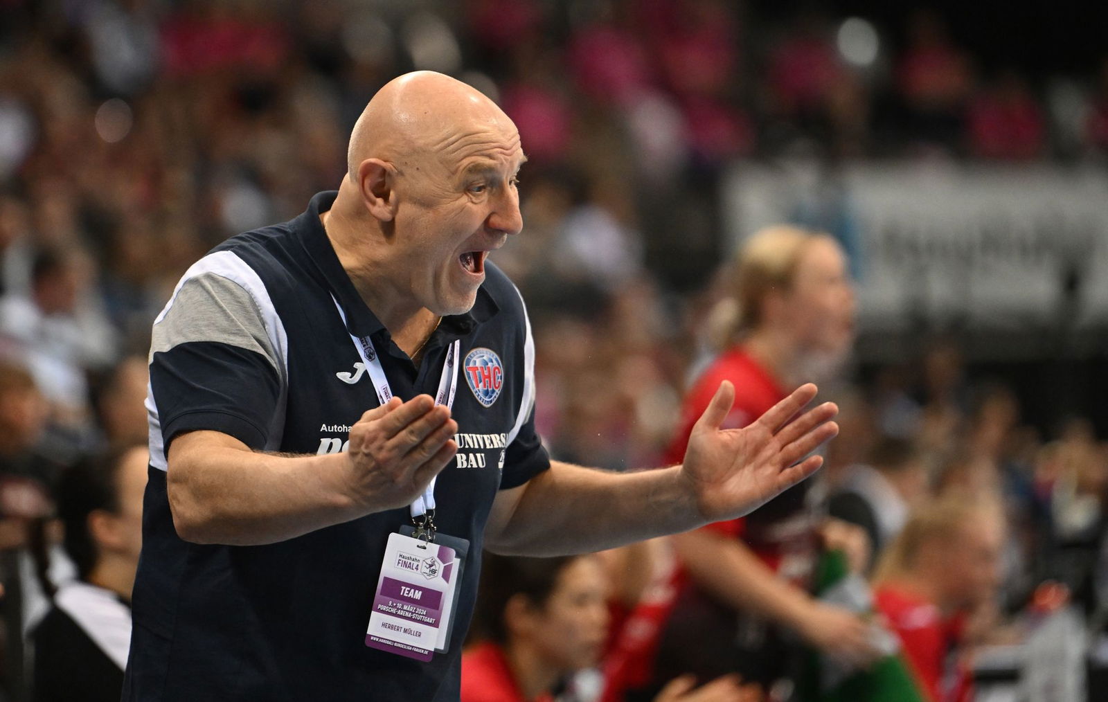 Herbert Müller redet sich nach der Niederlage des Thüringer HC in Rage.