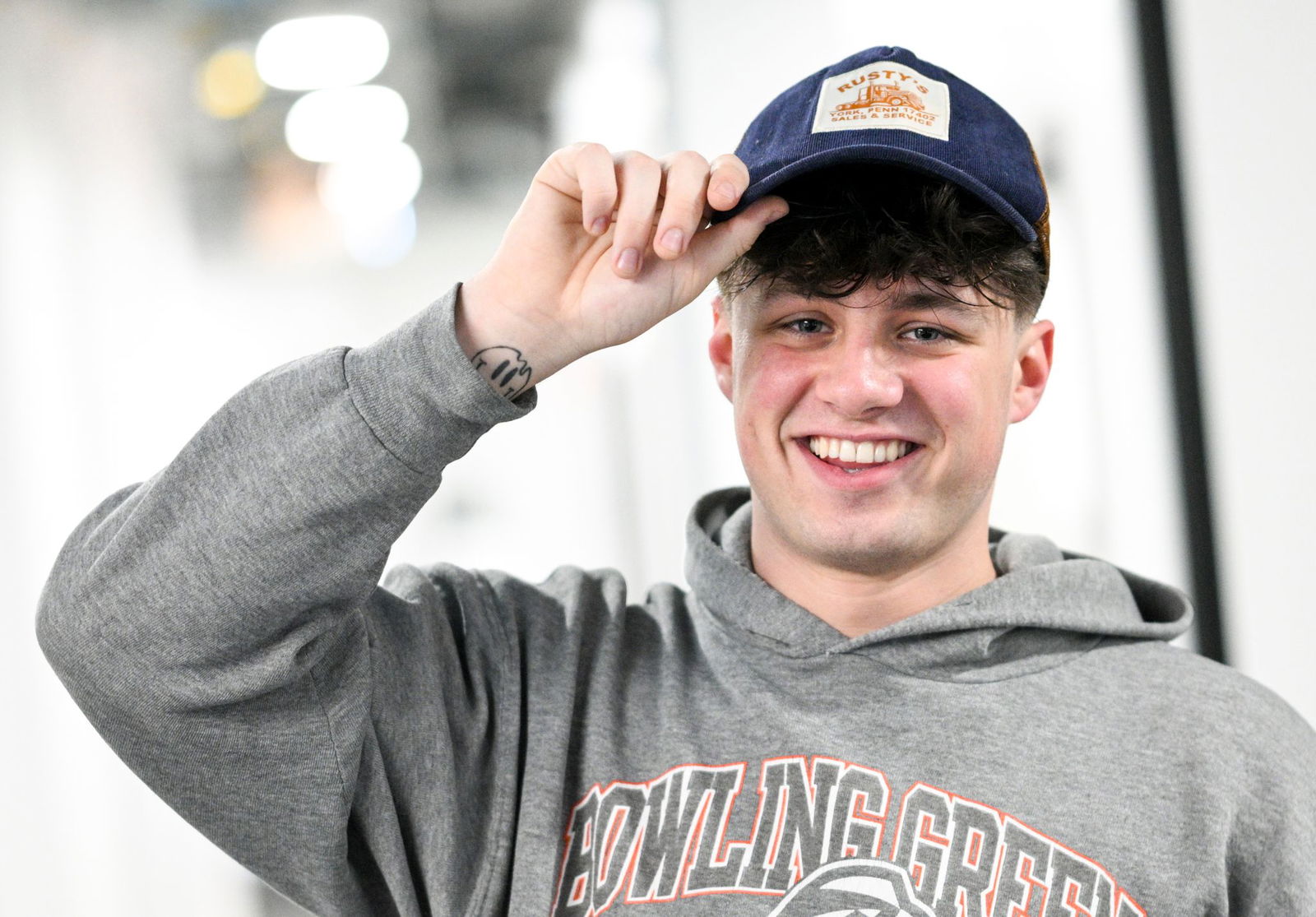 Lukas White ist in einem kleinen Ortsteil in Sachsen-Anhalt aufgewachsen. Heute lebt er in Berlin.