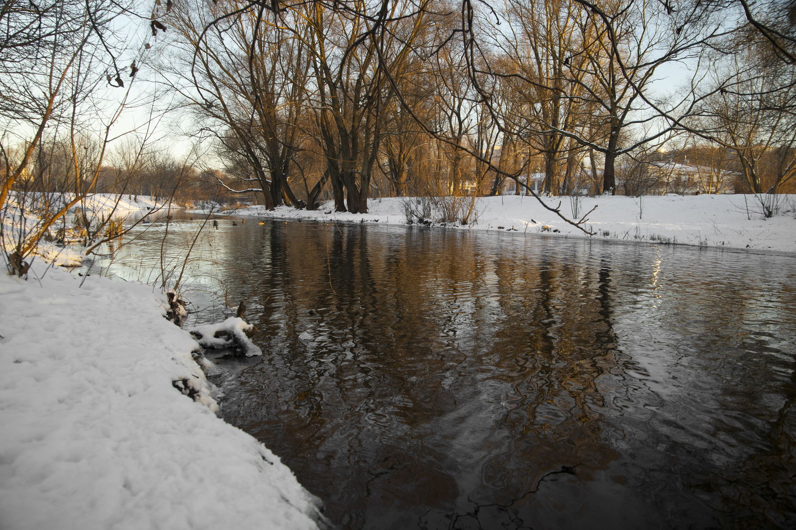 Fluss mit vereister Böschung