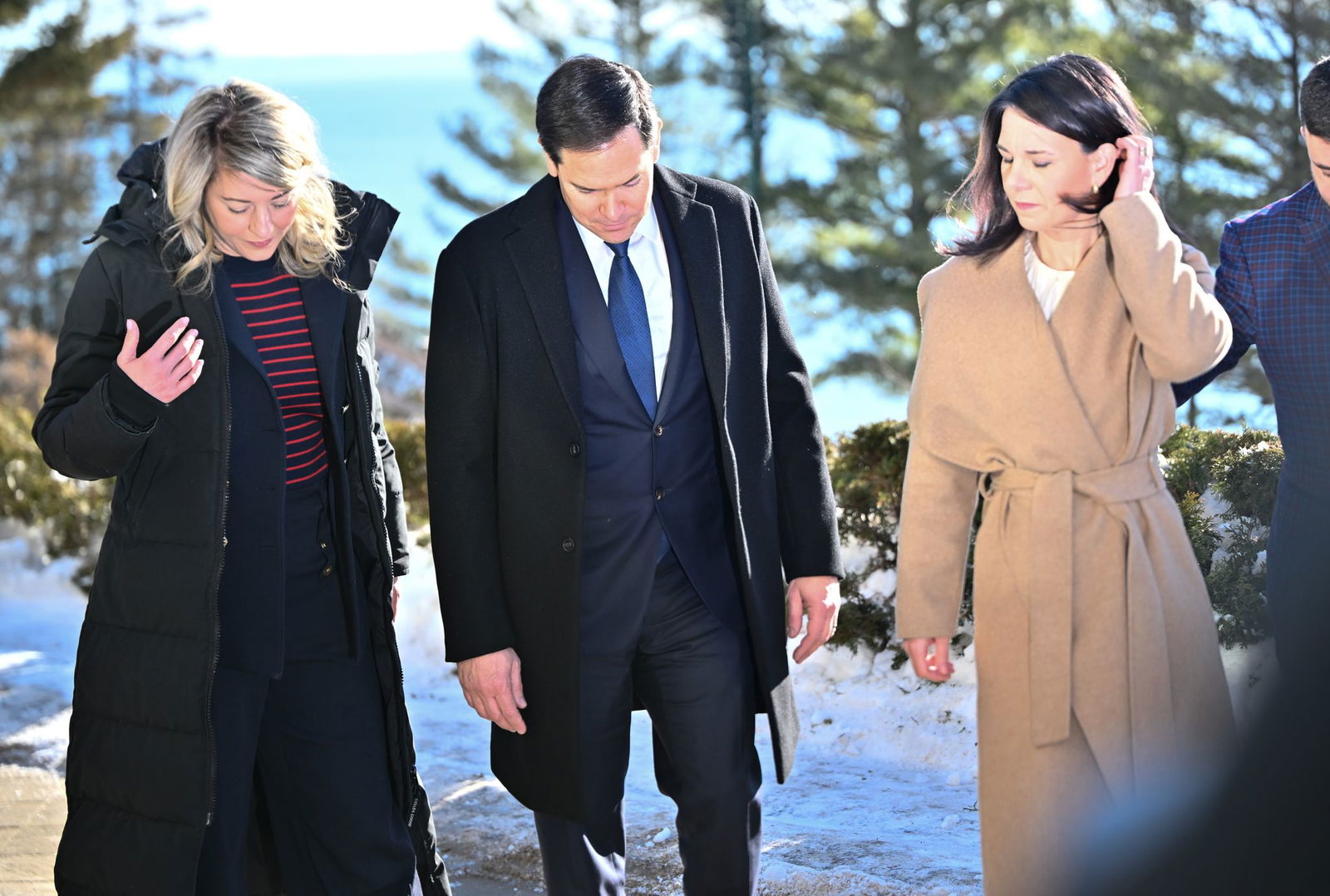 Deutschlands Außenministerin Baerbock (r.) fand überraschend positive Worte für ihren US-Kollegen Rubio (M.).