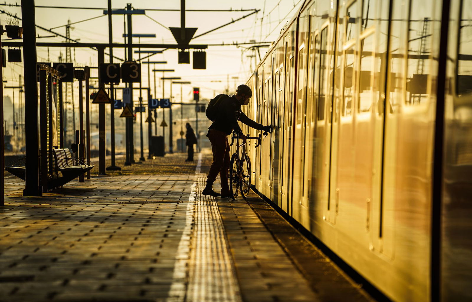 Der Bund muss nach Auffassung von Landesverkehrsminister Winfried Hermann weiter beim Deutschlandticket mitziehen. (Archivbild)