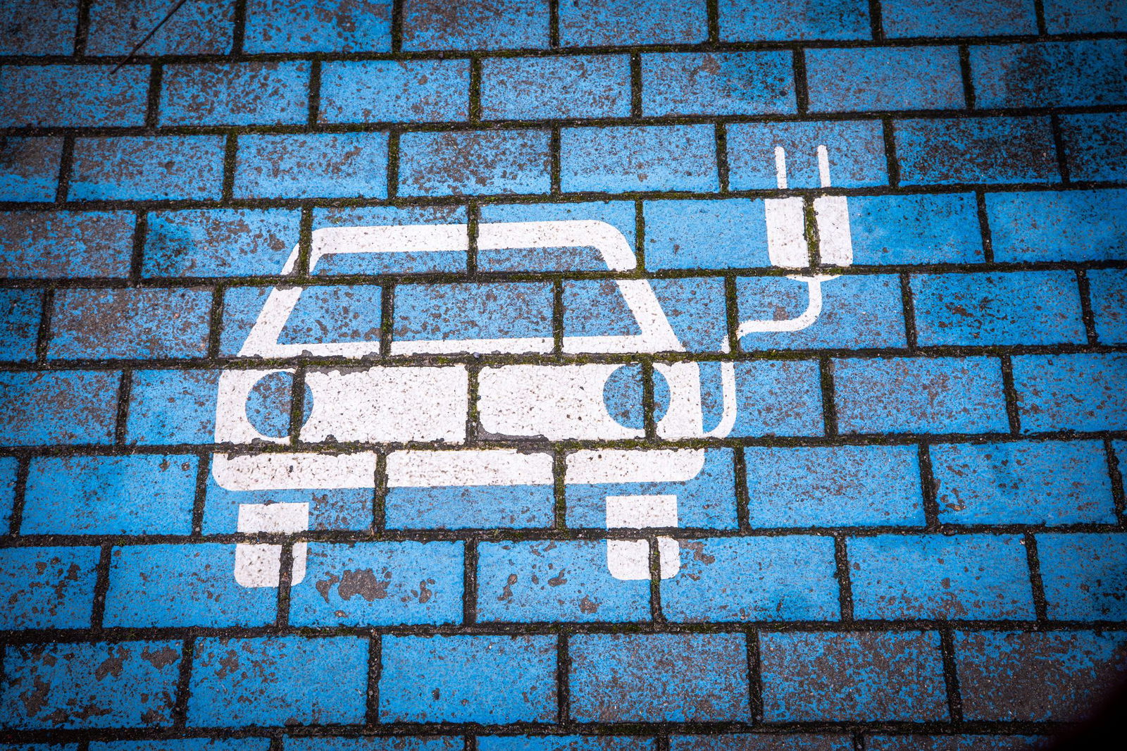 In dem beschlossenen Antrag heißt es zu den Forderungen an die nächste Bundesregierung, die Ladeinfrastruktur müsse weiter ausgebaut werden. (Symbolbild)