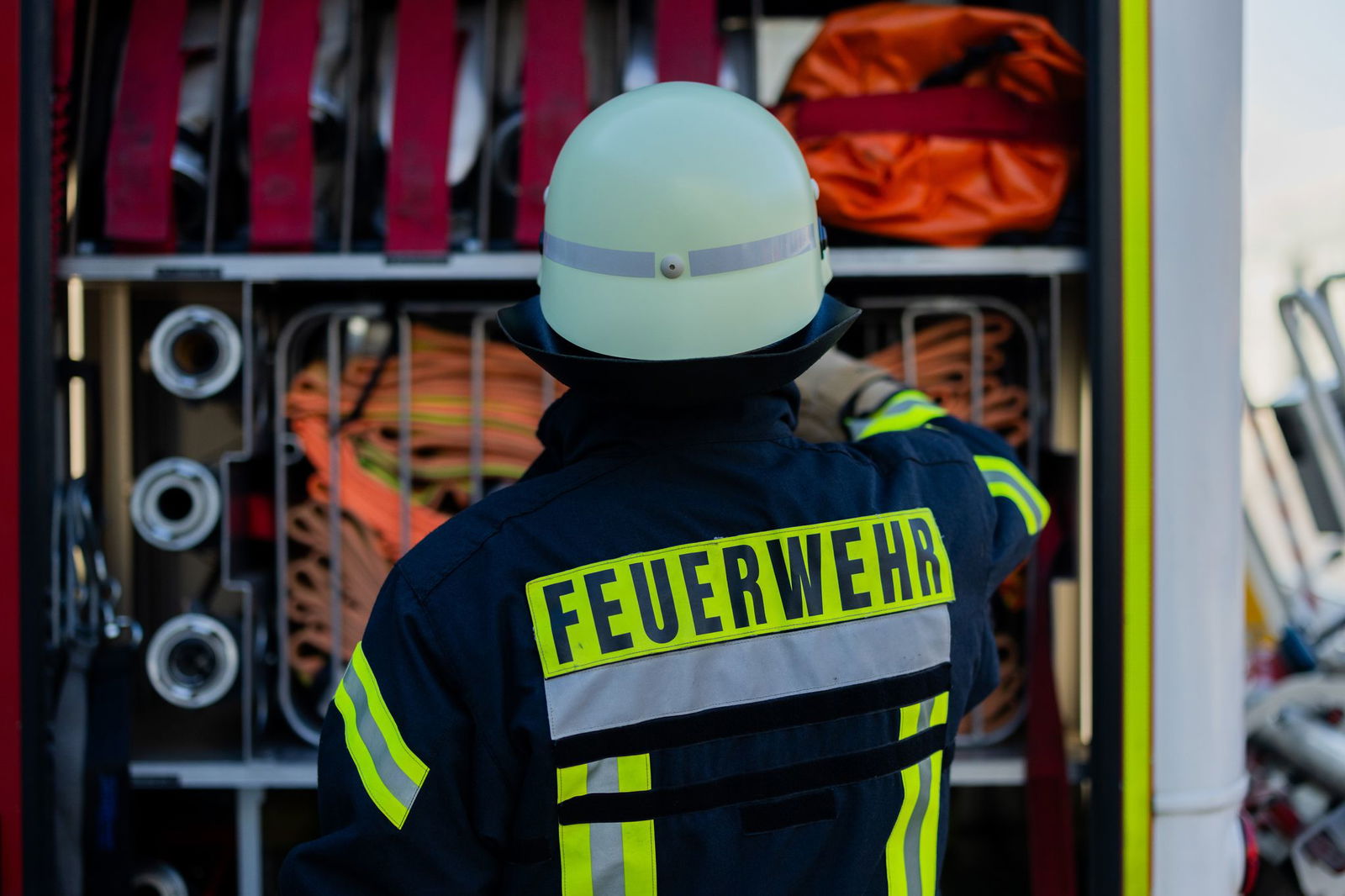 Die Feuerwehr hatte mit dem Brand stundenlang zu tun. (Symbolbild)
