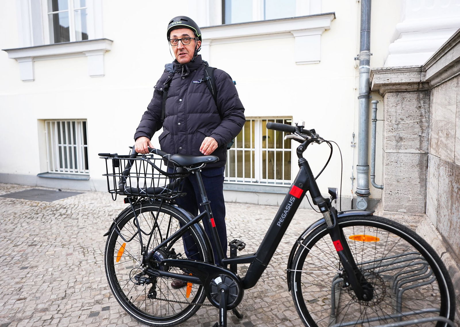 Agrarminister Cem Özdemir kam mit dem Fahrrad zum Schloss Bellevue - wie einst zu seiner Ernennung.