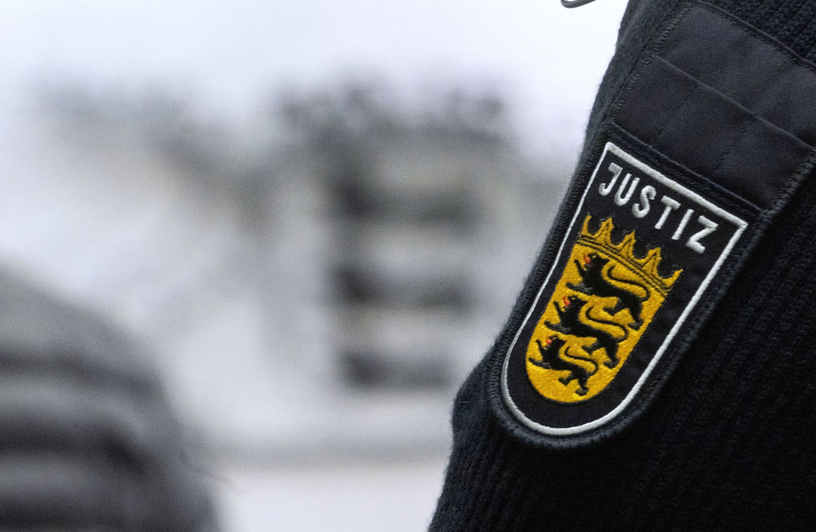 Nach einem mutmaßlichen Messerangriff auf einen Polizisten steht ein 29-Jähriger vor Gericht. (Foto-Illustration)