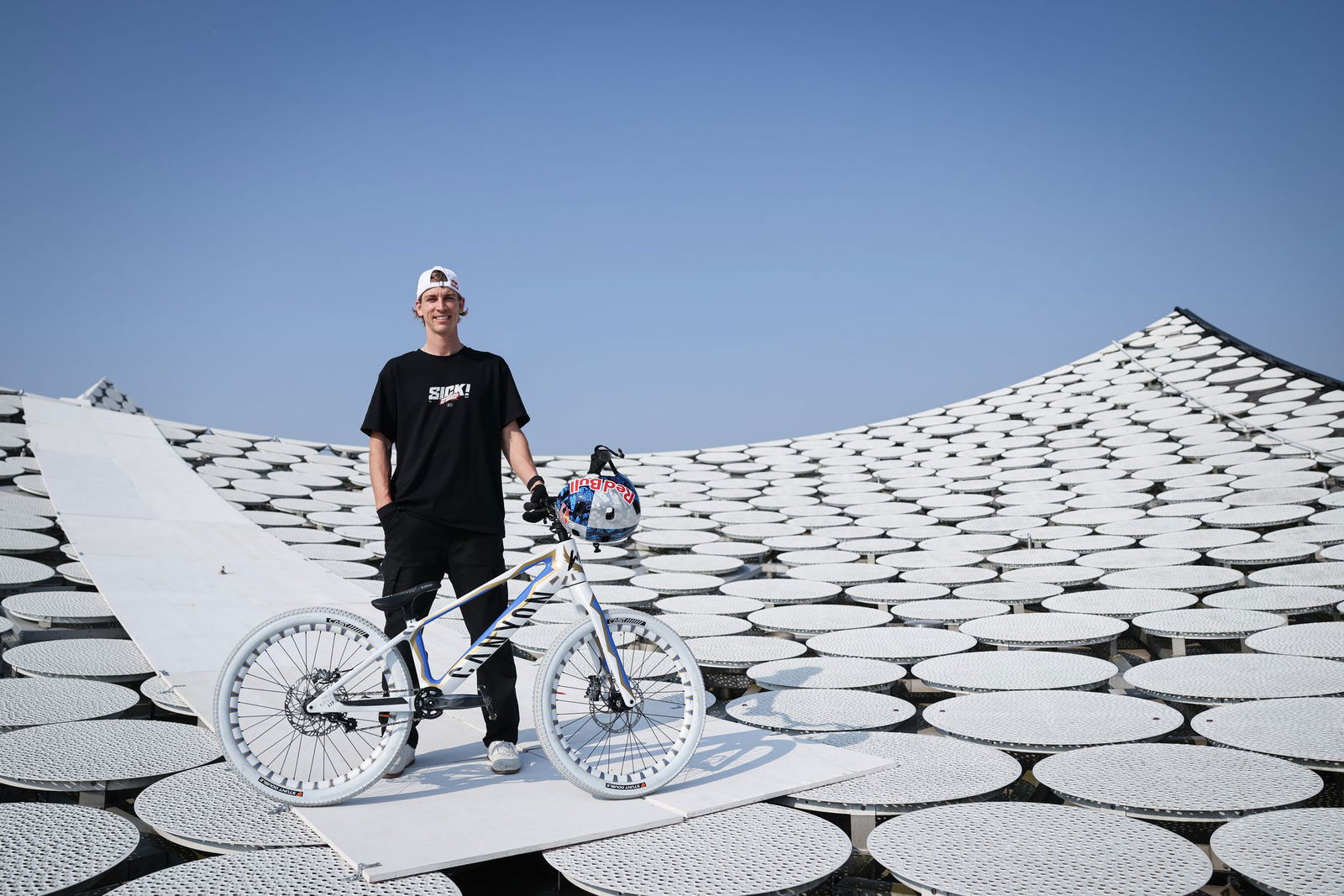 Direkt neben der Rampe geht es 100 Meter in die Tiefe.