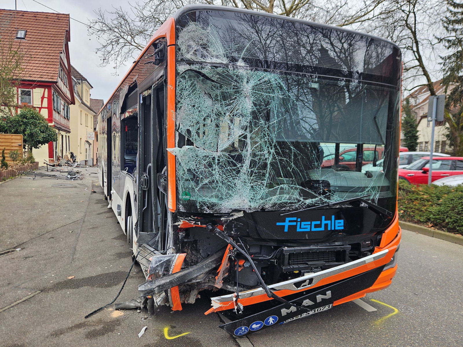 Fünf Menschen werden bei dem Unfall verletzt.