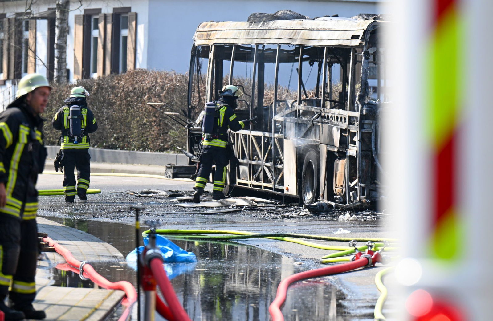 Der Busfahrer und der einzige Fahrgast konnten den Bus unverletzt verlassen.