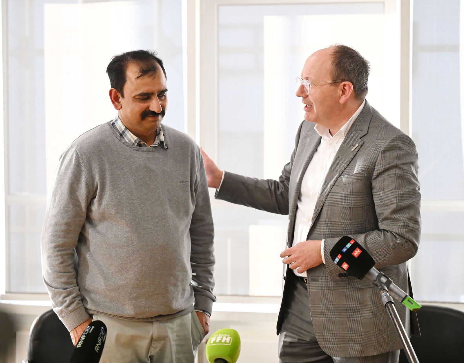 Mannheims Oberbürgermeister Christian Specht (CDU) hatte einen Taxifahrer eingeladen, um ihm für sein mutiges Handeln zu danken. A. Muhammad erzählte, er habe gehupt und bei offenem Fenster Passanten gewarnt. Er sei dem Auto gefolgt und habe es schließli…