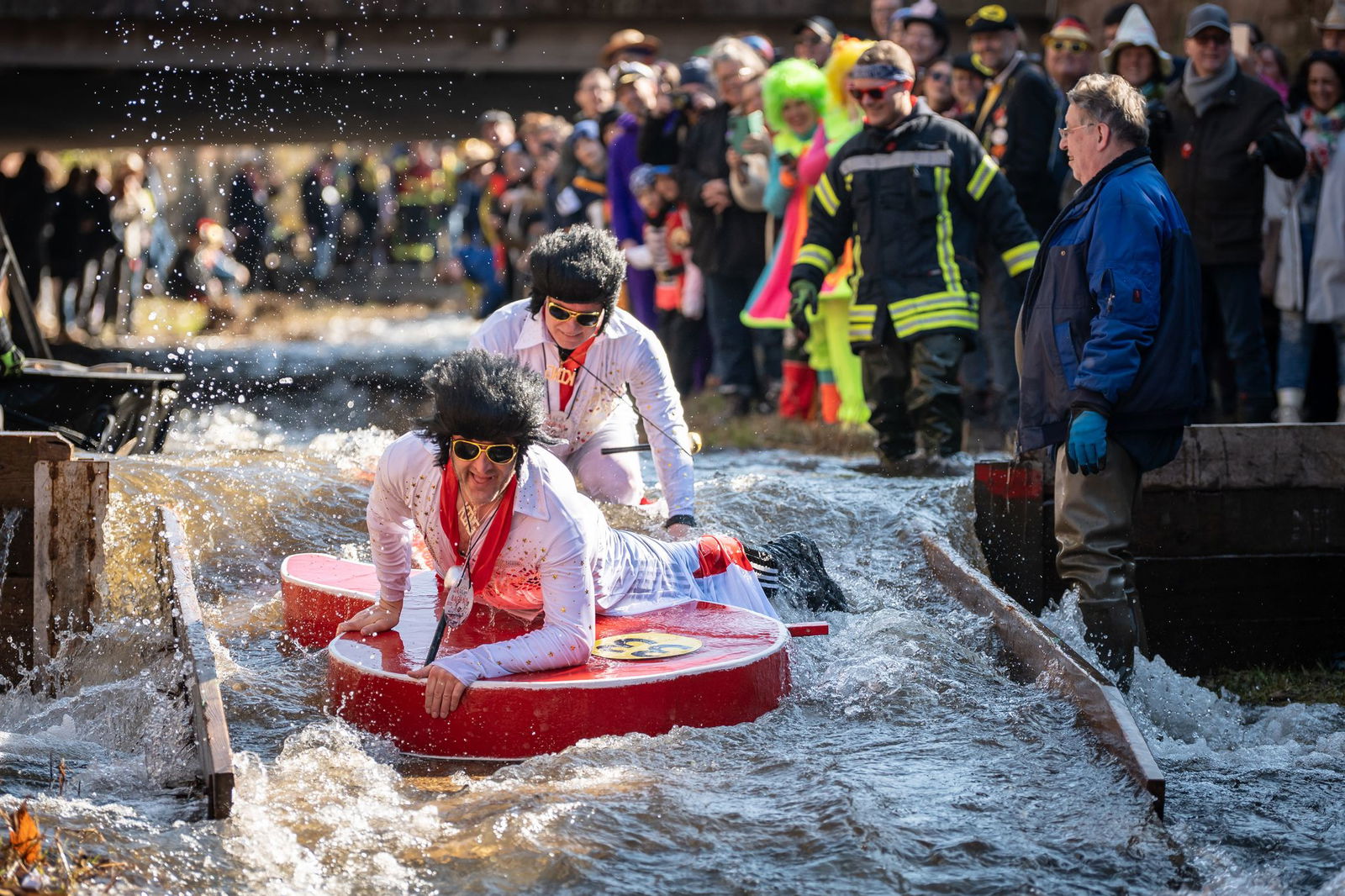 Tausende Zuschauer säumen die Da-Bach-na-Fahrt. 