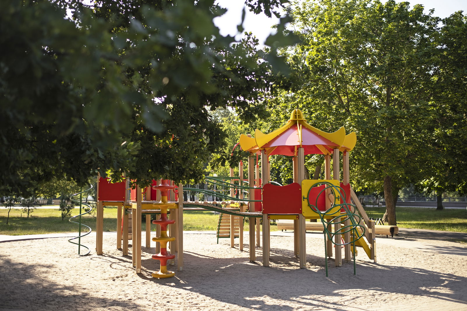 Spielplatz mit bunten Spielgeräten