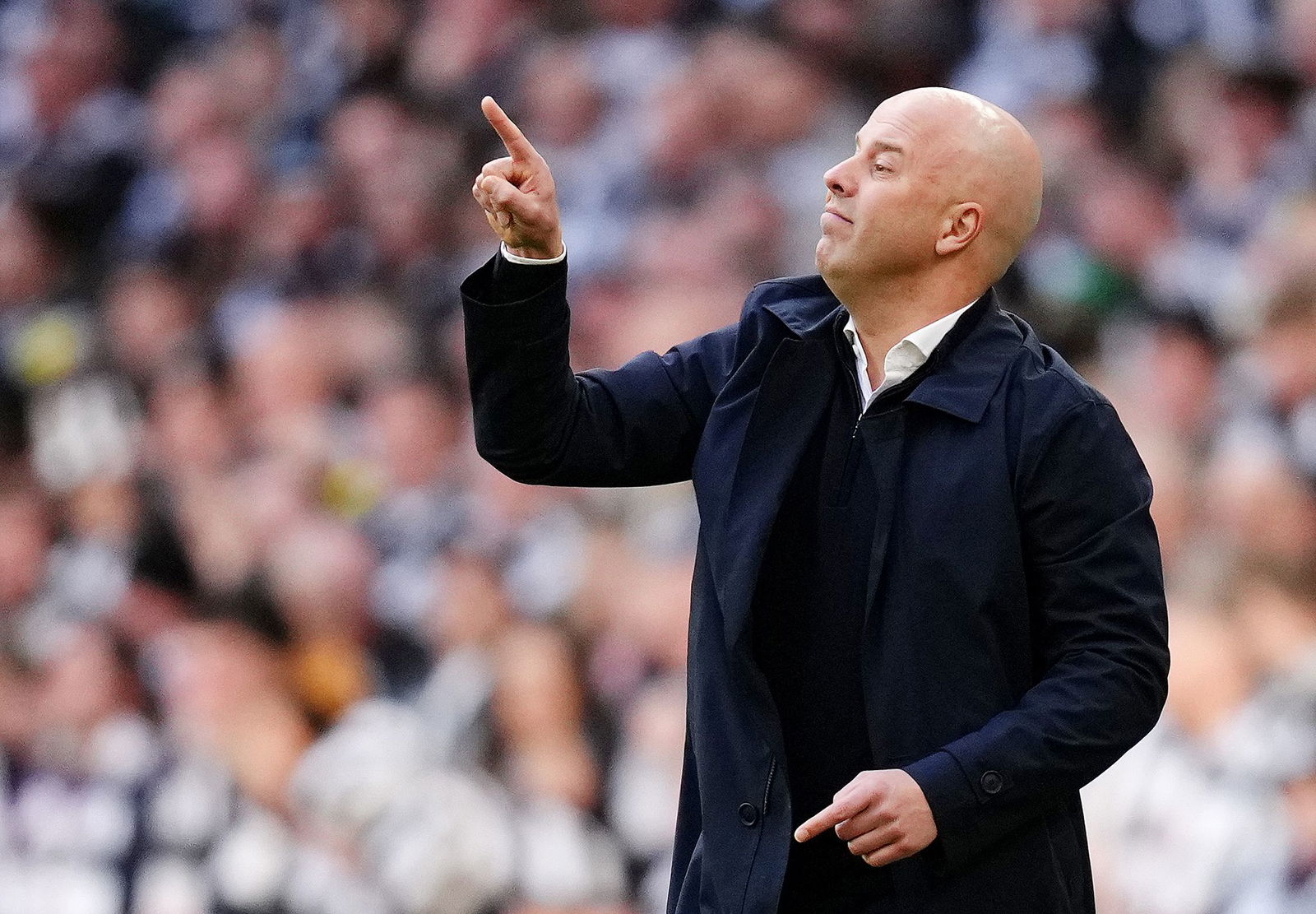 Trainer Arne Slot muss mit Liverpool weiter auf seinen ersten Titel warten.