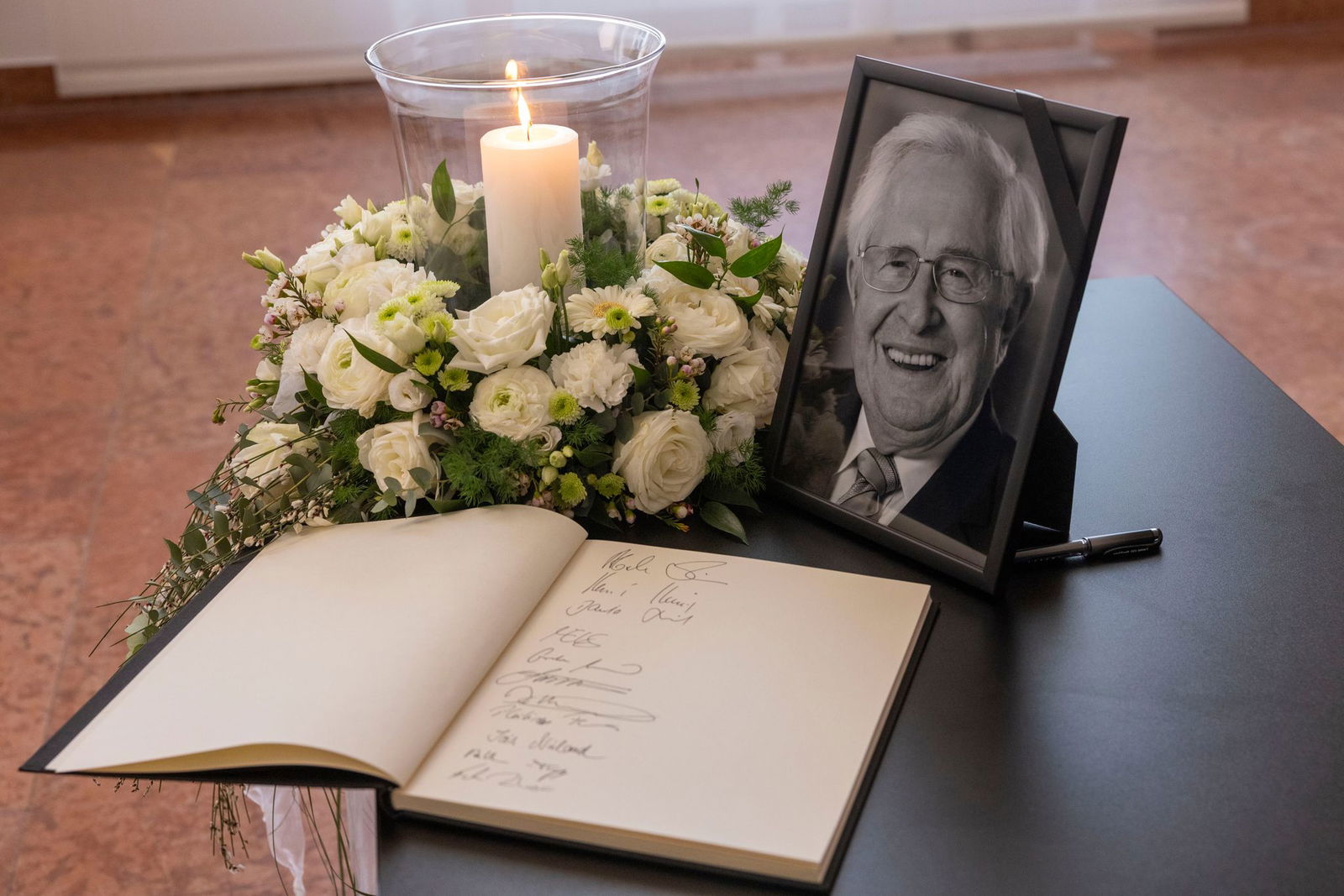 Der Trauerstaatsakt zum Gedenken an Bernhard Vogel findet im Festsaal der Staatskanzlei in Mainz statt. (Archivbild) 