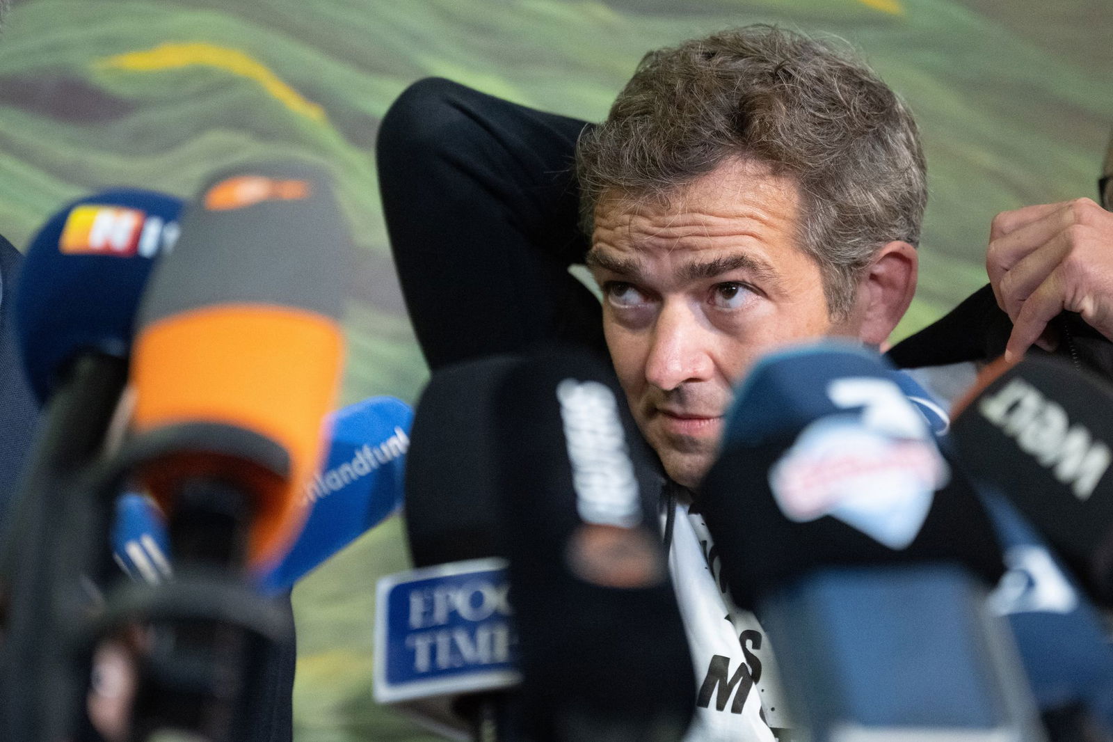 Der «Querdenken»-Initiator Michael Ballweg steht in einem Gang des Landgerichts Stuttgart. Endet das Verfahren vorzeitig? (Archivfoto)