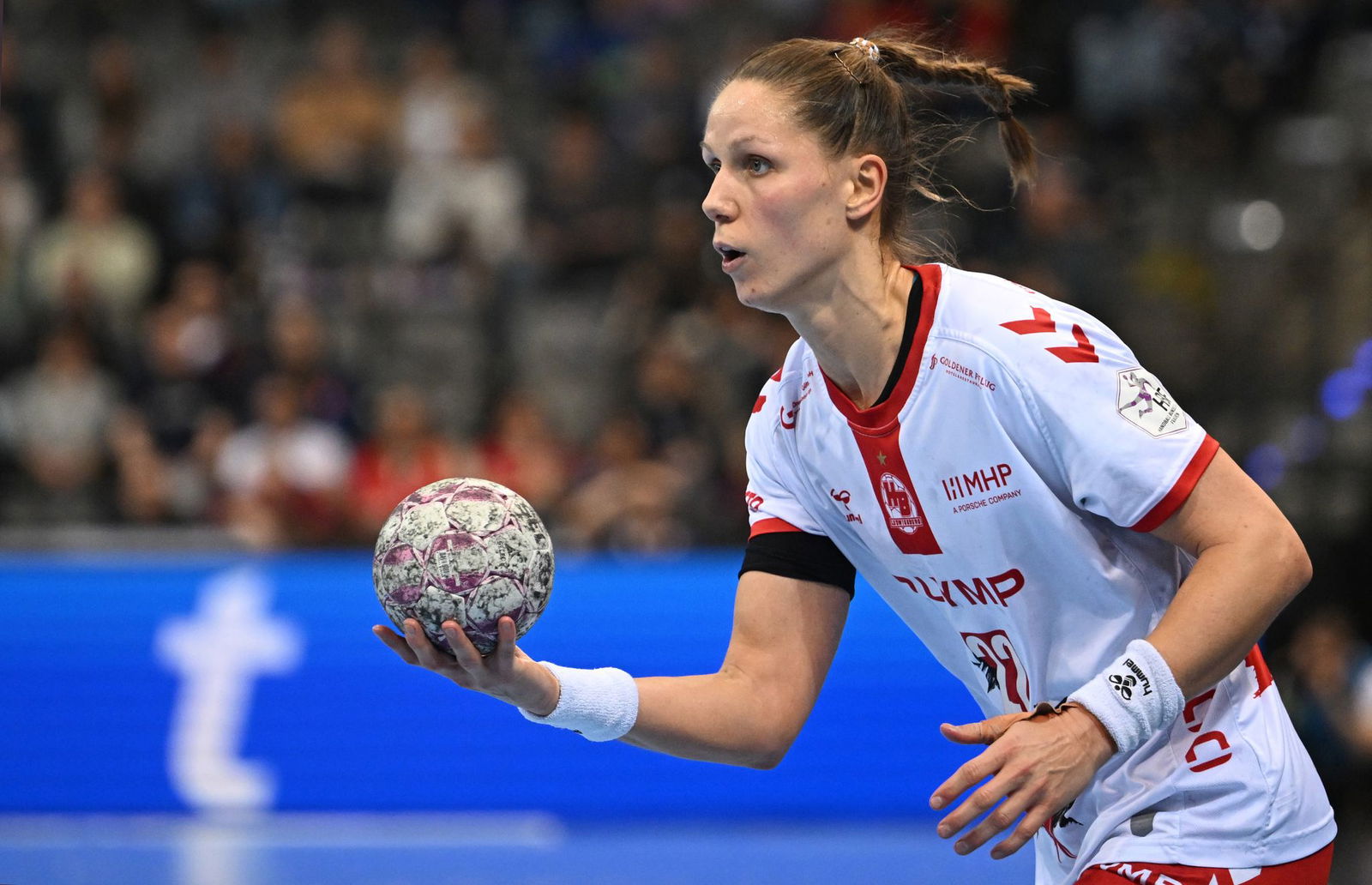 Ausgebuht und Stinkefinger: Xenia Smits bekommt die hitzige Stimmung zu spüren.