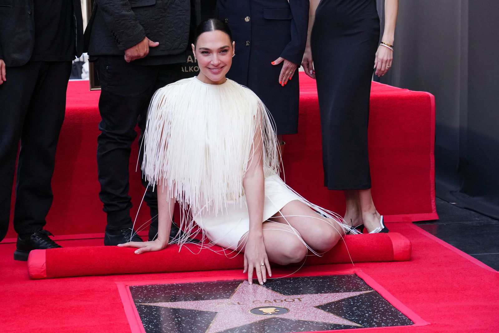 Gal Gadot geht auf der Plakette zu Boden. 