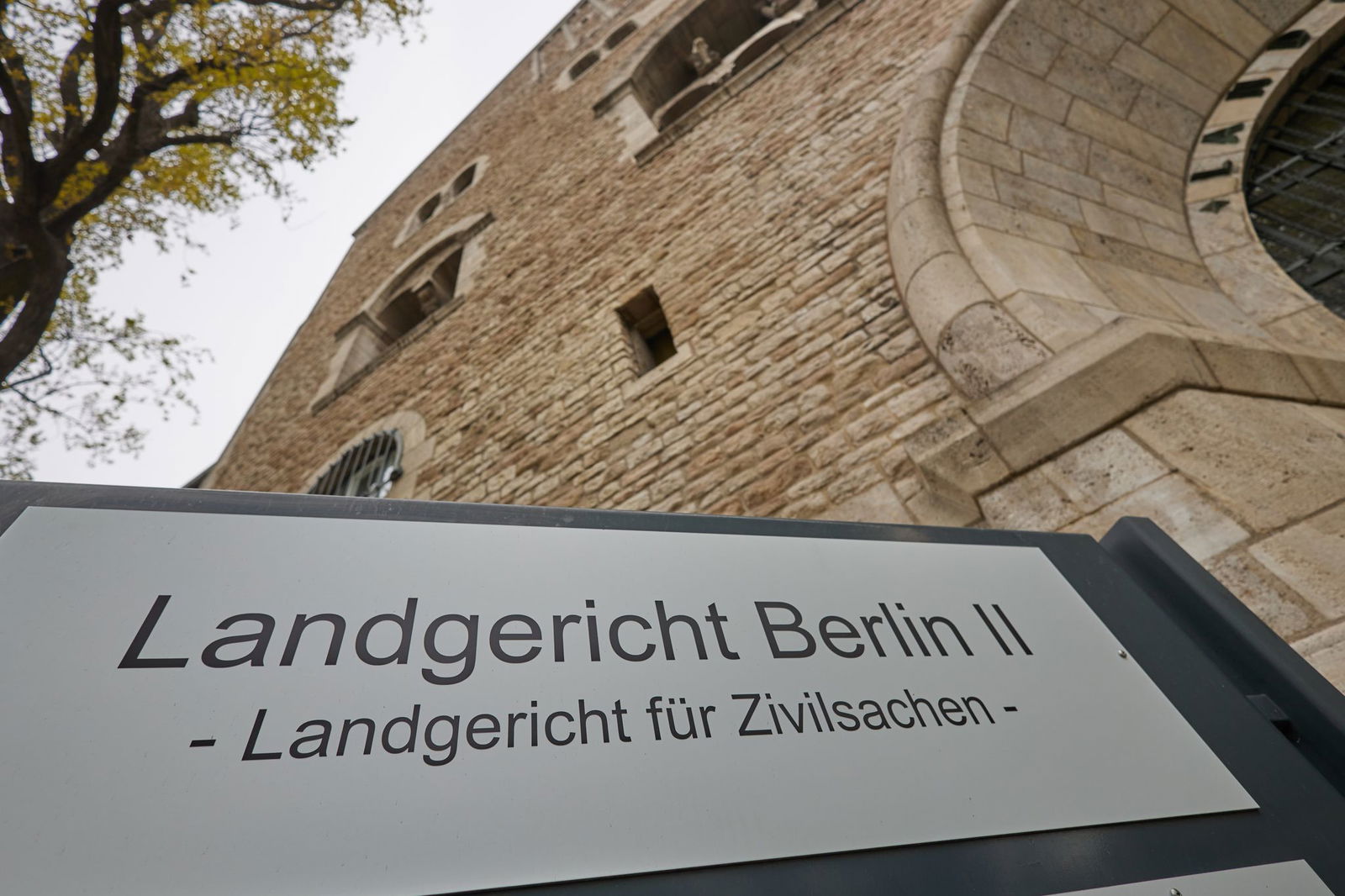 Vor dem Landgericht klagt ein Mensch wegen fehlender geschlechtsneutraler Anredemöglichkeit. 