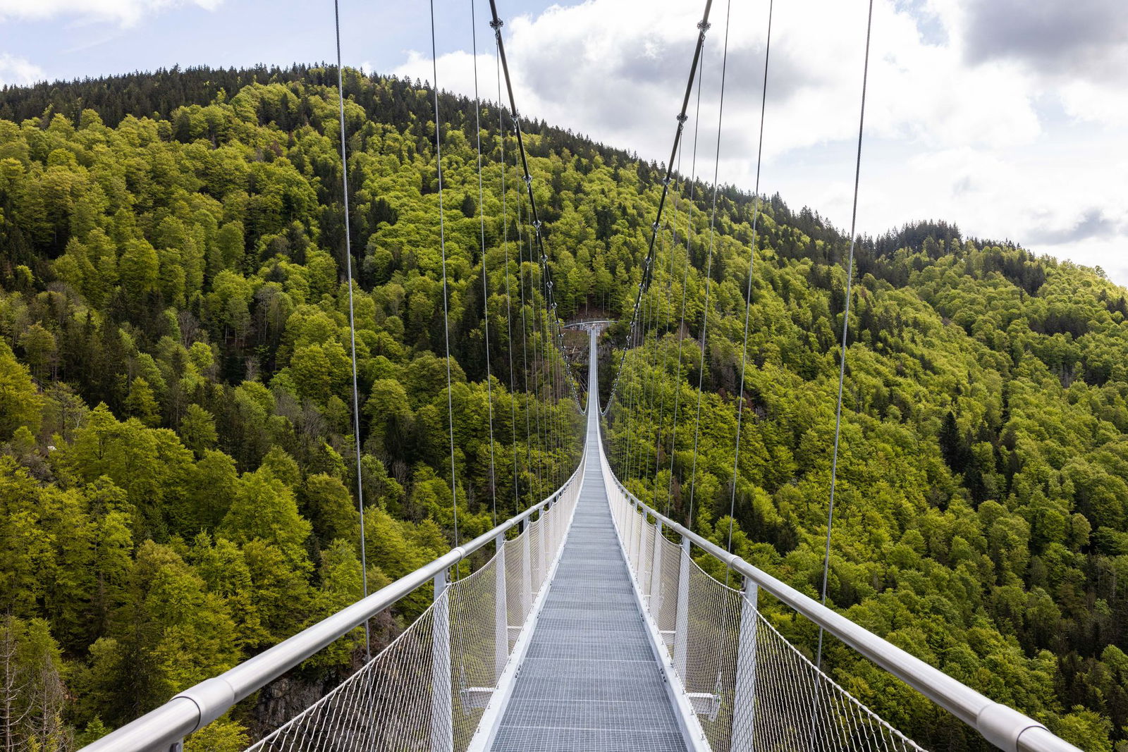 Die Brücke lockt jährlich Zehntausende Besucher. 