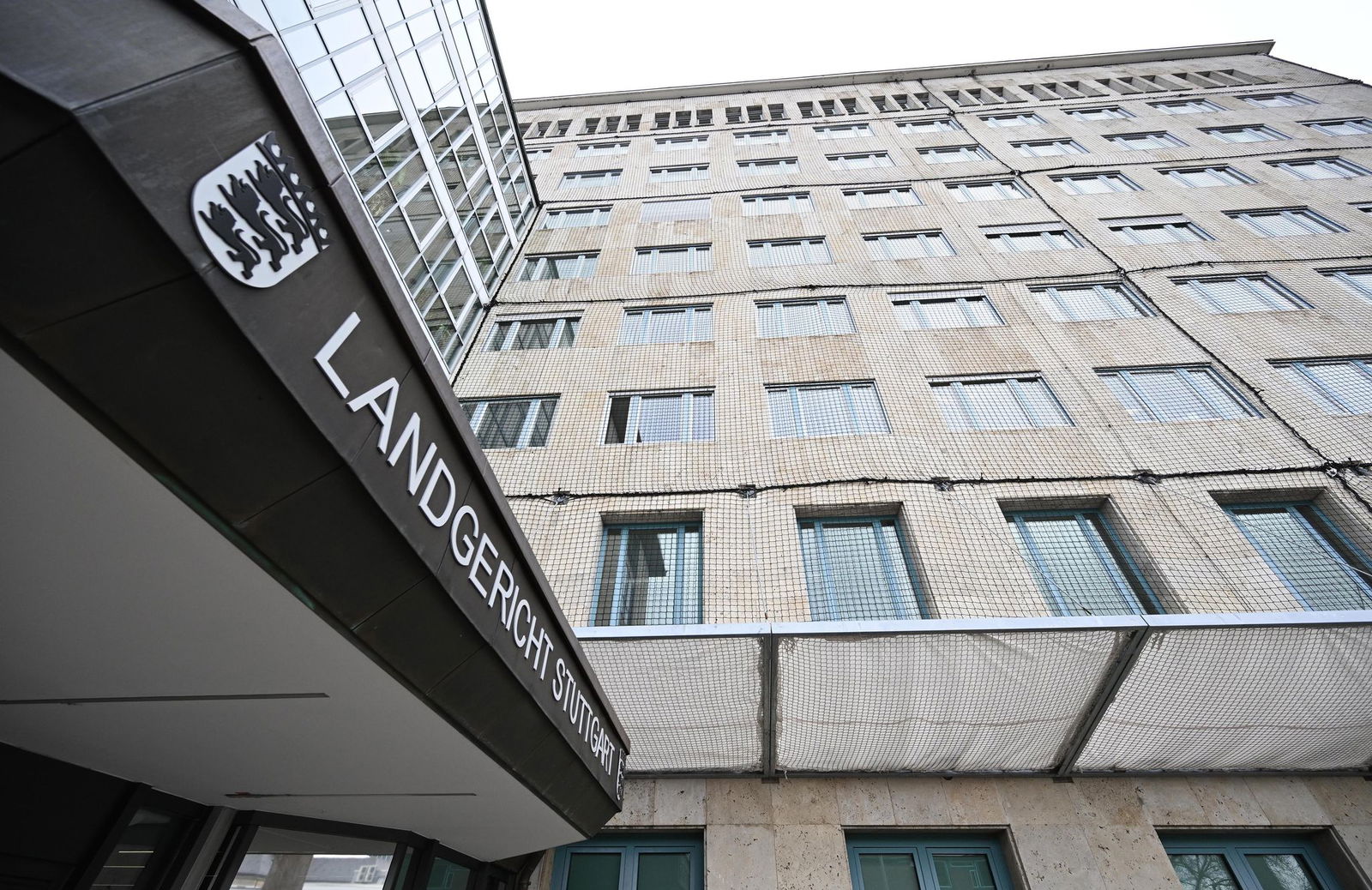 Bis zur Sanierungsphase im großen Justizzentrum in Stuttgart müssen Netze vor den Außenmauern absichern. (Produktion)