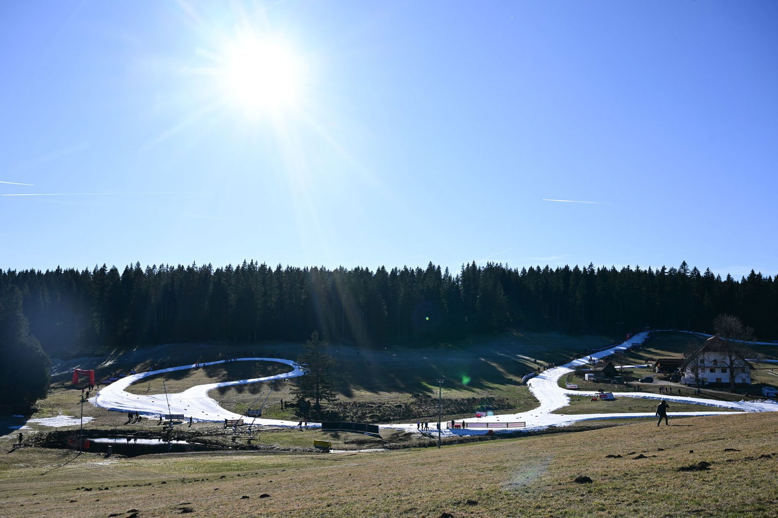 Bilder, die der Kombination Sorgen bereiten: Weiße Teppiche in grüner Natur. (Archivbild)