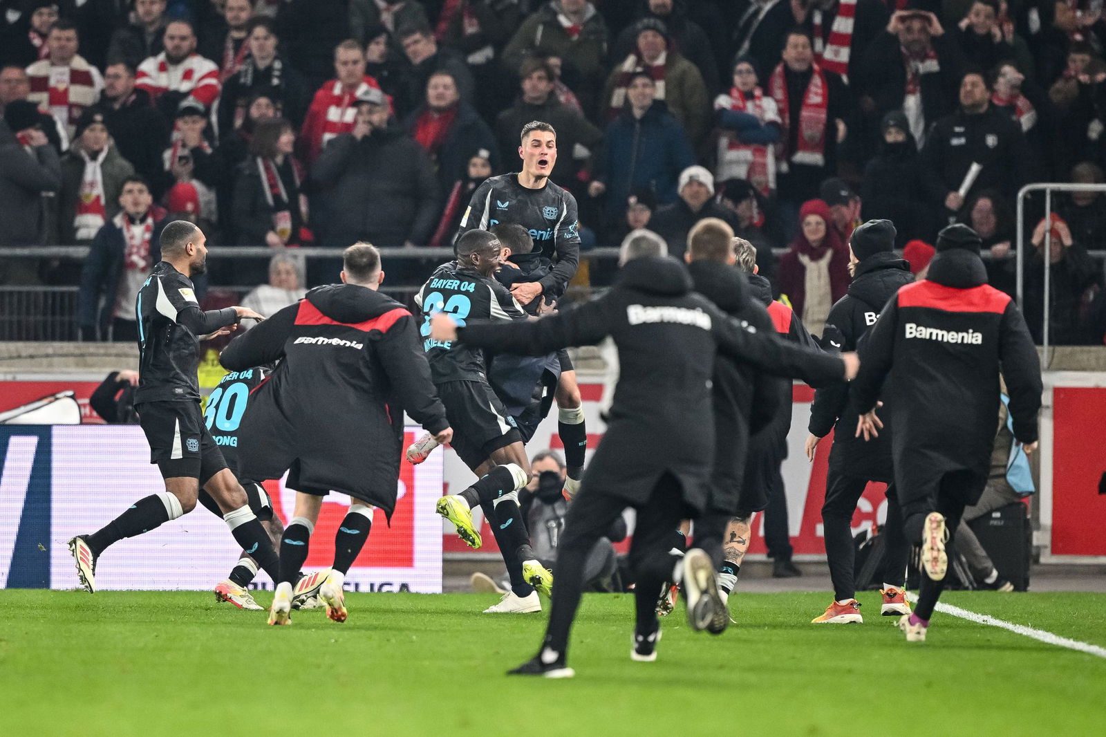 Entfesselte Leverkusener bejubeln den späten 4:3-Sieg in Stuttgart.