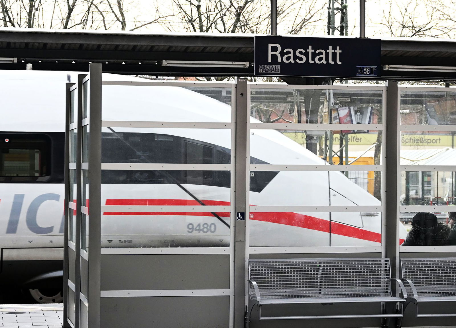 Die Züge auf der Rheintalbahn fahren wieder. (Symbolbild)