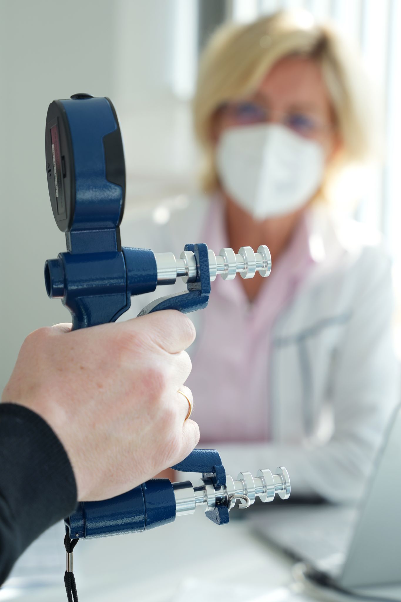 In den fünf Post-Covid-Ambulanzen in Rheinland-Pfalz haben in den ersten knapp 1,5 Jahren fast 2.600 Menschen Hilfe gesucht. (Archivbild)