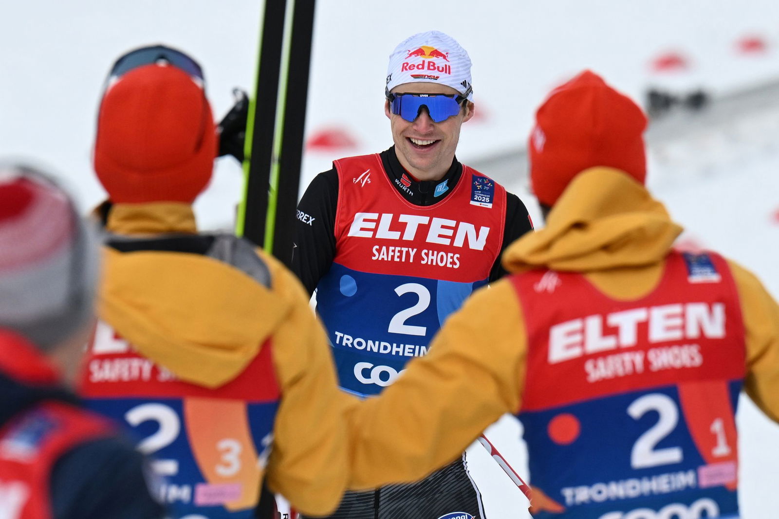 Vinzenz Geiger bringt Gold für Deutschland ins Ziel.