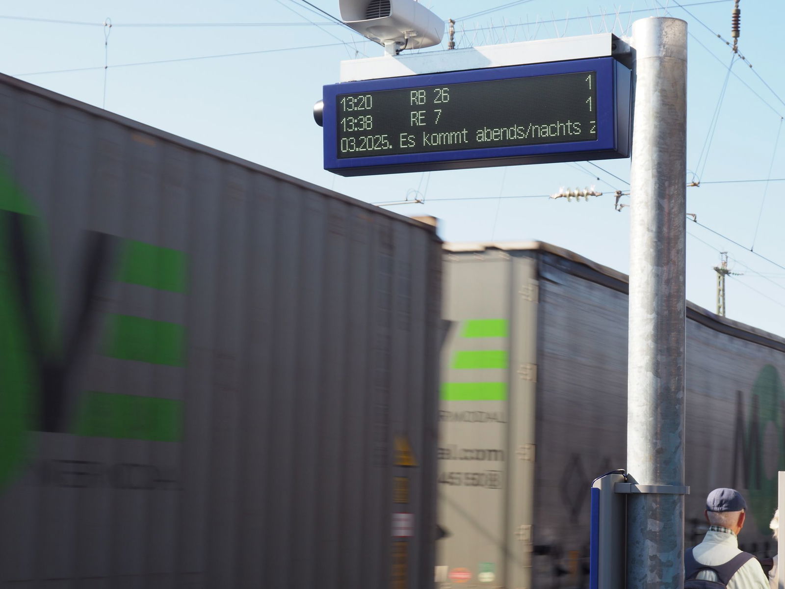 Eine neue Anzeigetafel informiert Reisende im badischen Emmendingen.