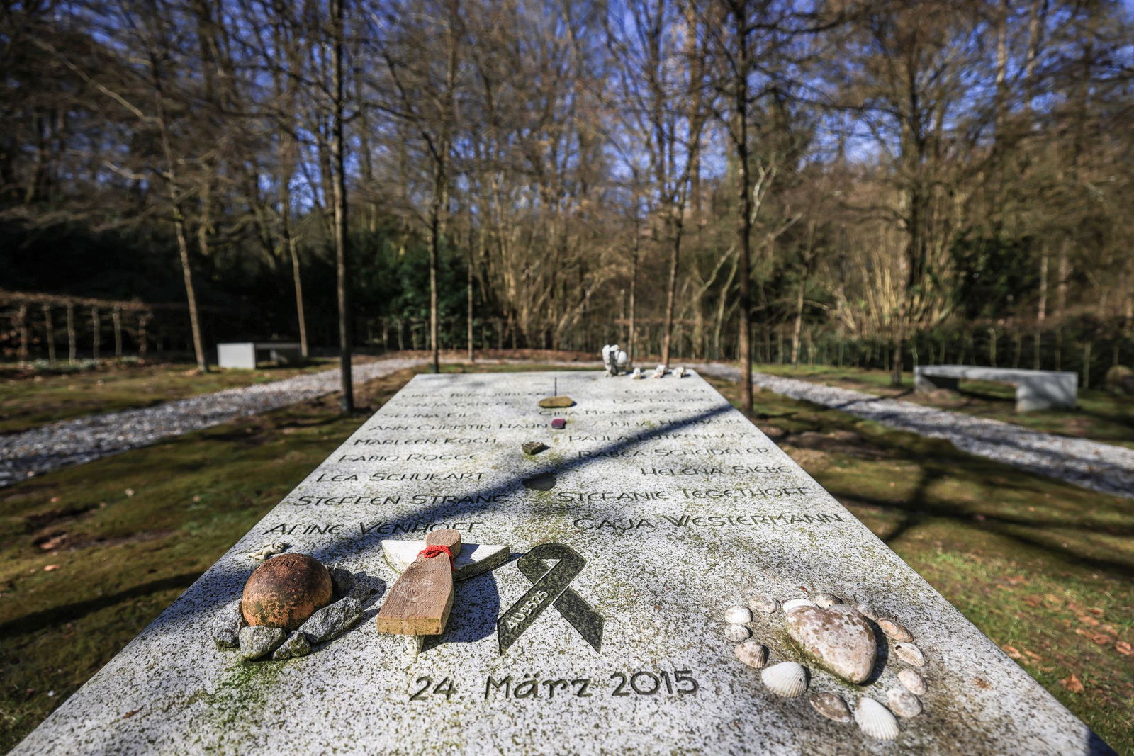 Auf dem Friedhof in Haltern erinnert ein symbolisches Klassenzimmer an die Spanischaustausch-Gruppe. Die Namen der Toten stehen auf dem Lehrerpult.