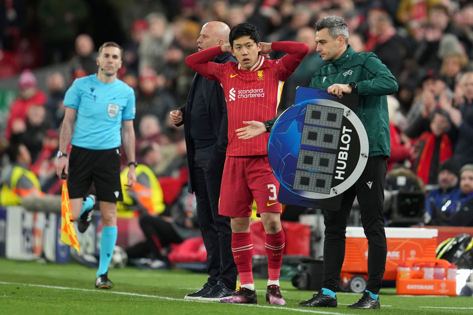 Arne Slot bracht am Ende auch Ex-VfB-Kapitän Wataru Endo, doch das Aus konnte auch der Japaner nicht mehr verhindern.