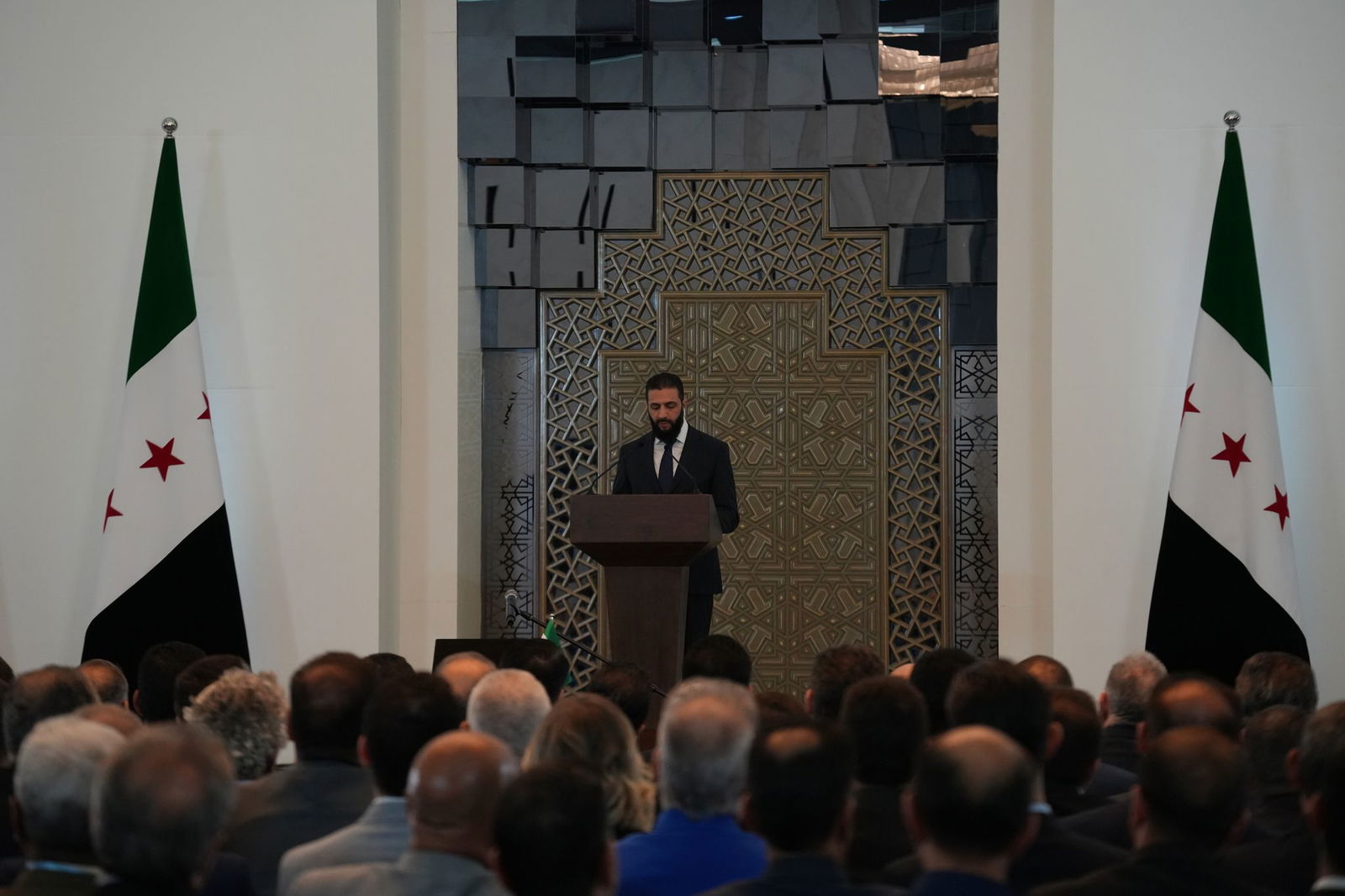 Syriens Übergangspräsident Scharaa stellt eine neue Regierung vor.  