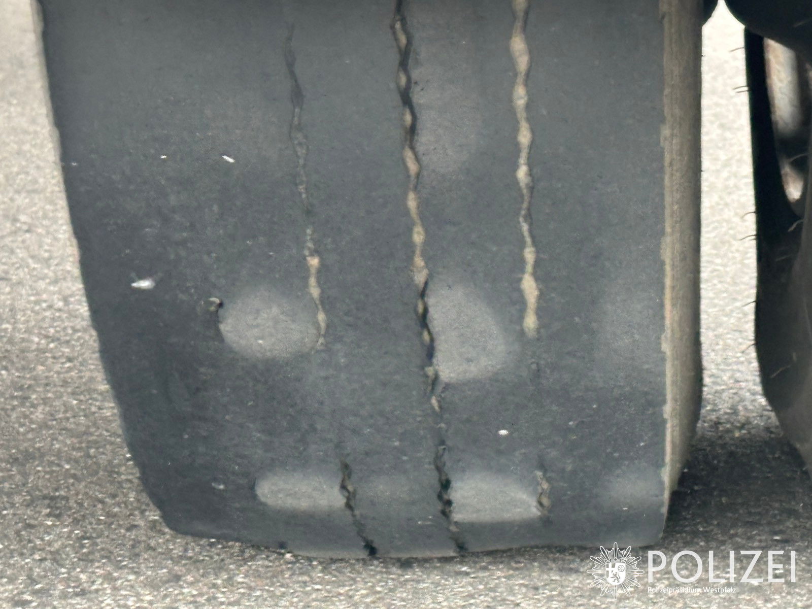 Kaputte Reifen eines Lkws