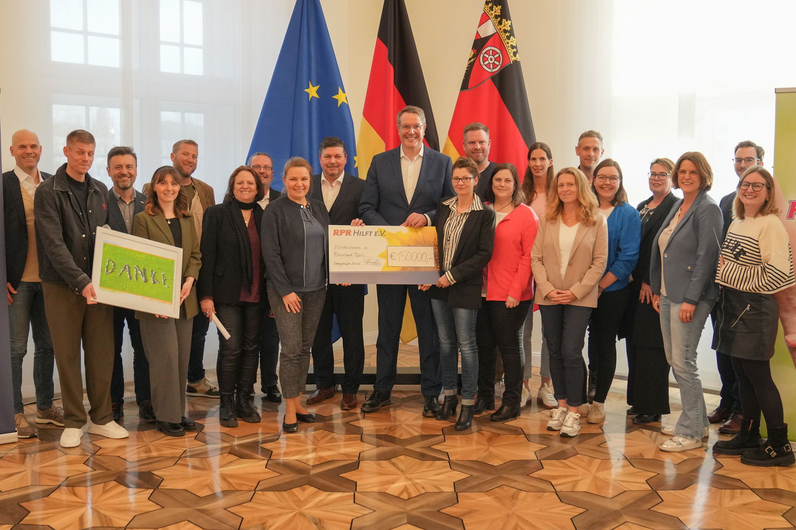 Spendenübergabe RPR Hilft Kinderheime 2025