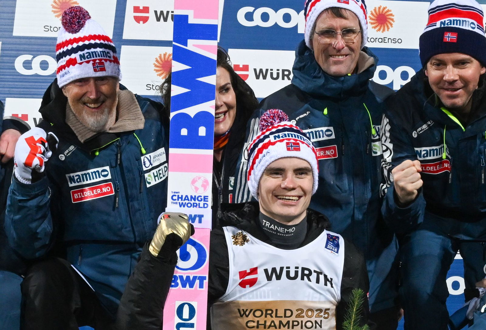Sportdirektor Aalbu beim Goldjubel auf der Normalschanze.