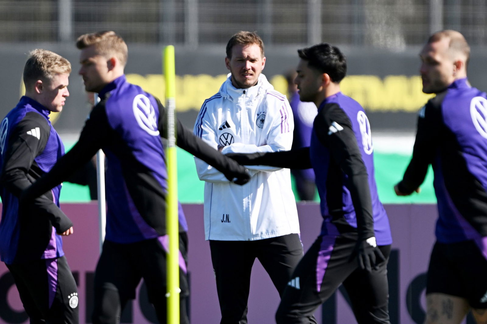 Julian Nagelsmann (M) beobachtet das Aufwärmen seiner Spieler.