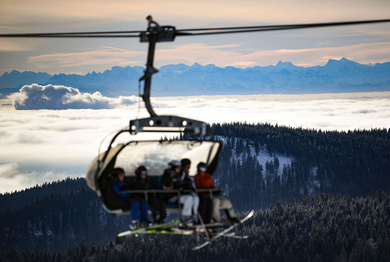Ein Kind ist aus einem Sessellift am Feldberg acht Meter in die Tiefe gestürzt und blieb unverletzt. (Symbolbild)