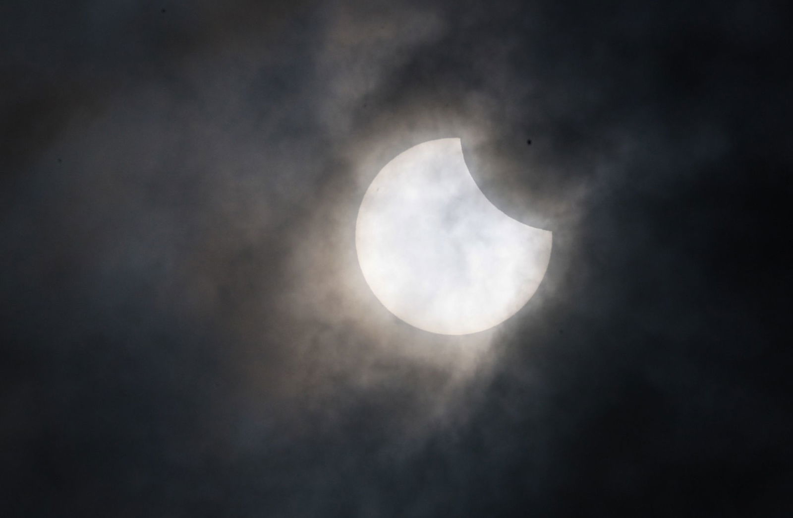 Kurzer Blick auf die partielle Sonnenfinsternis über Heilbronn.