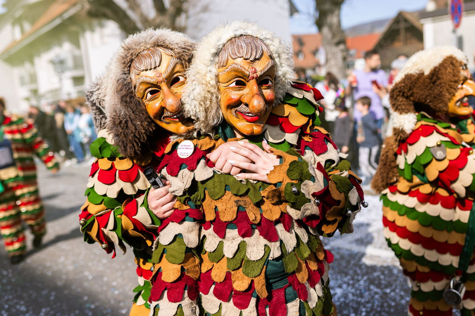 Tausende Hästräger sind bei sonnigem Frühlingswetter durch die Straßen gezogen. 