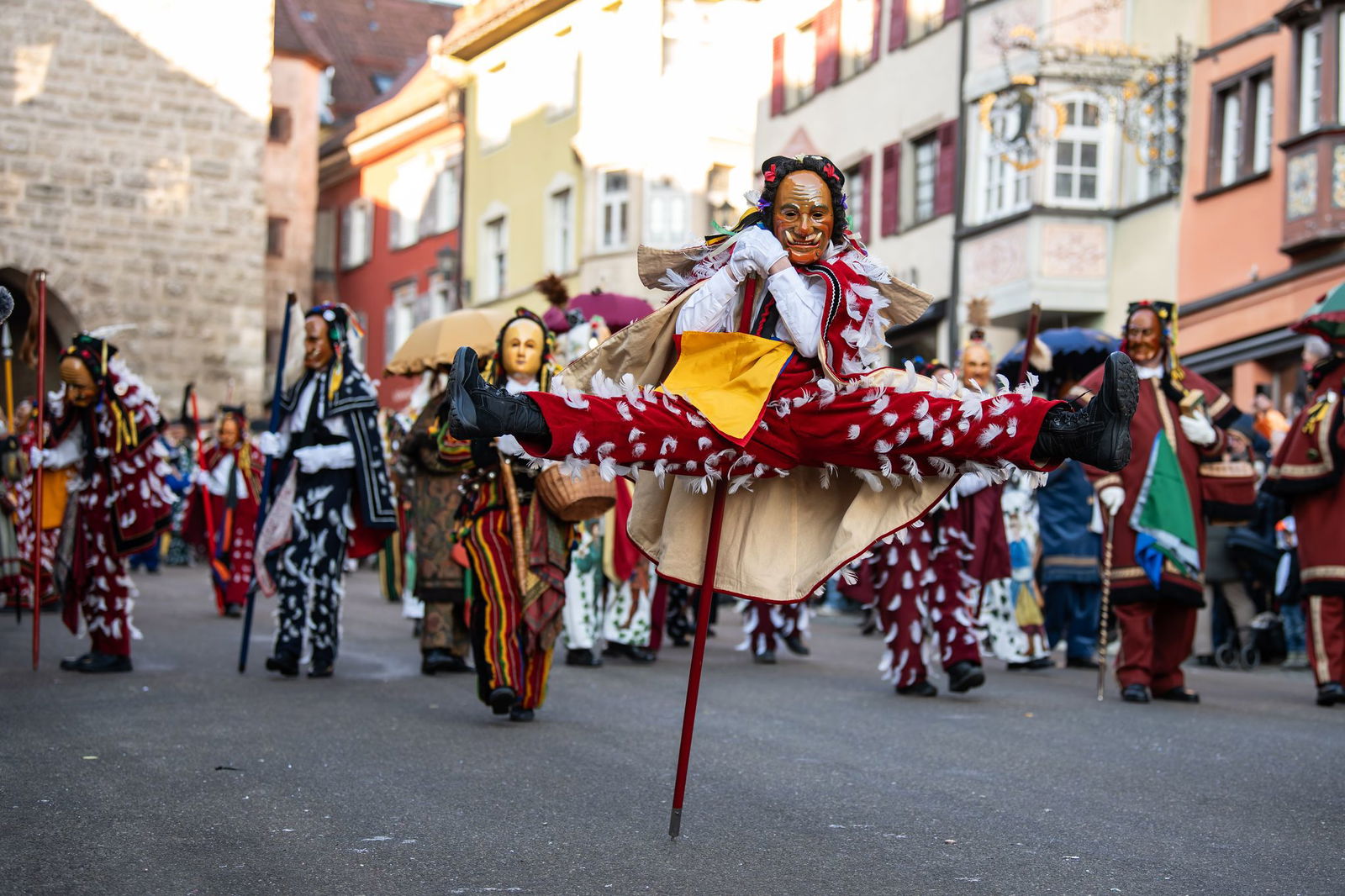 Die Narren in der ältesten Stadt Baden-Württembergs feiern wild den Fastnachtsmontag.