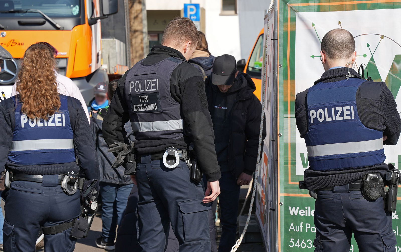 Noch ist laut Polizei unklar, warum sich die Metallstange gelöst hat. 