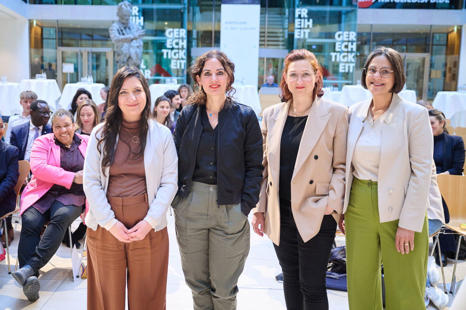 Nach einer Recherche des Mediendienstes Integration haben rund 11,6 Prozent der Abgeordneten des neuen Bundestags einen Migrationshintergrund. (Archivbild)