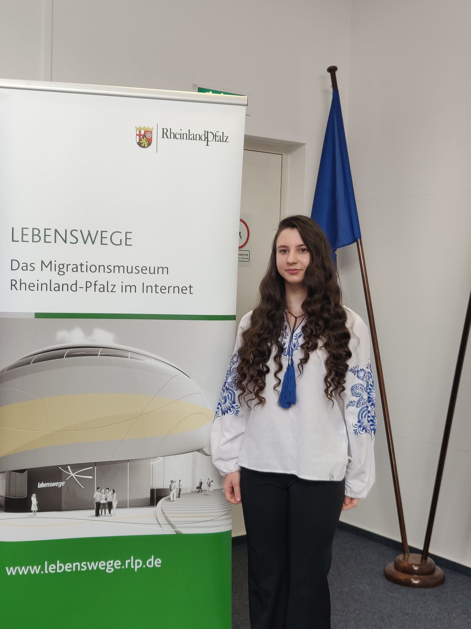 Die Geschichte der 15 Jahre alten Ukrainerin Maharyta Jarmola ist eine von fünf, die in der aktuellen Ausstellung des Online-Migrationsministeriums porträtiert werden.