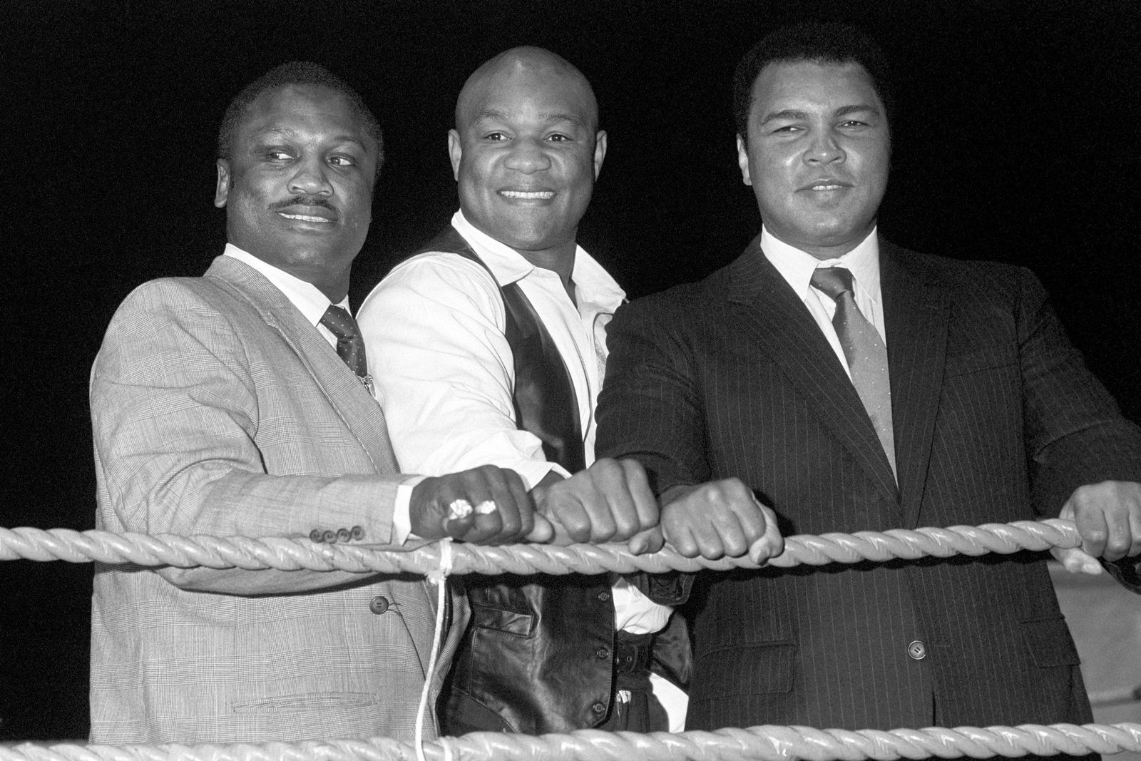 George Foreman zwischen Frazier und Ali.