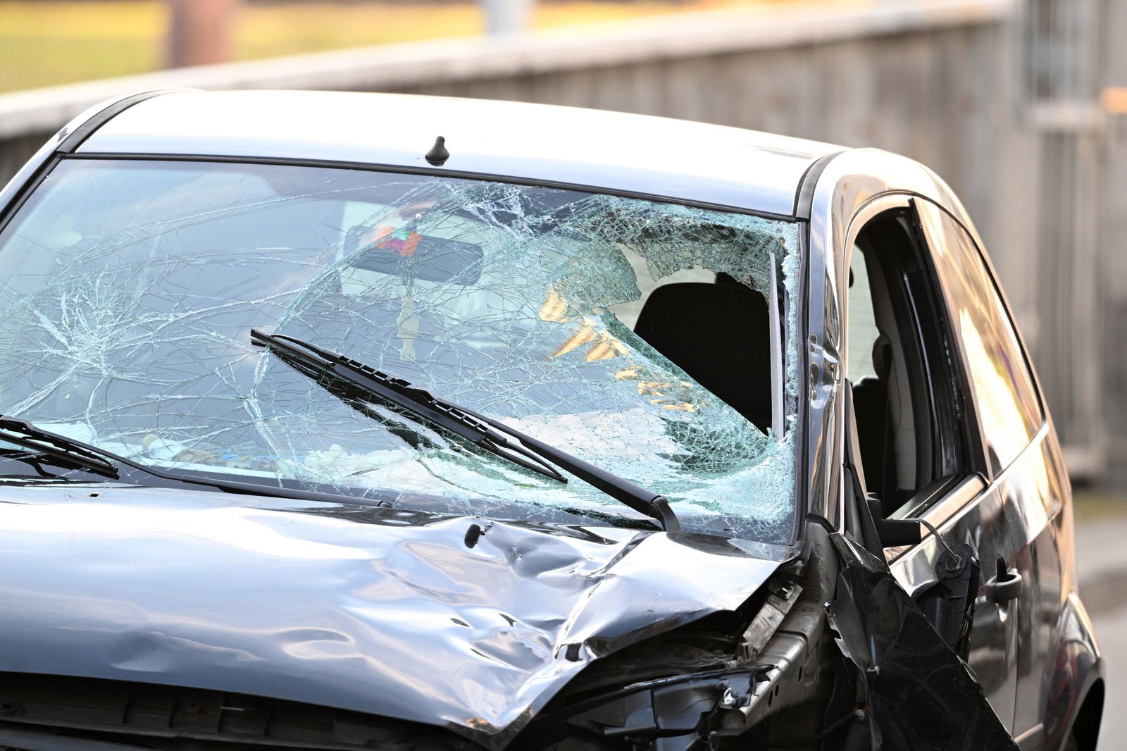 Das Auto raste in eine Menschengruppe. 
