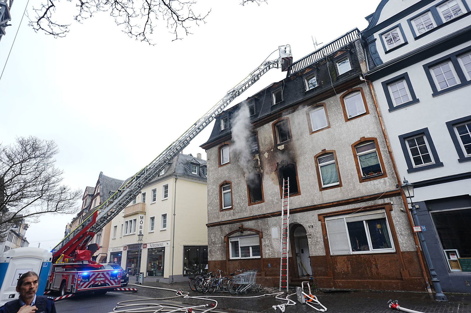 Rettungskräfte bekämpfen den Brand in dem dreistöckigen Haus im Koblenzer Stadtteil Ehrenbreitstein.