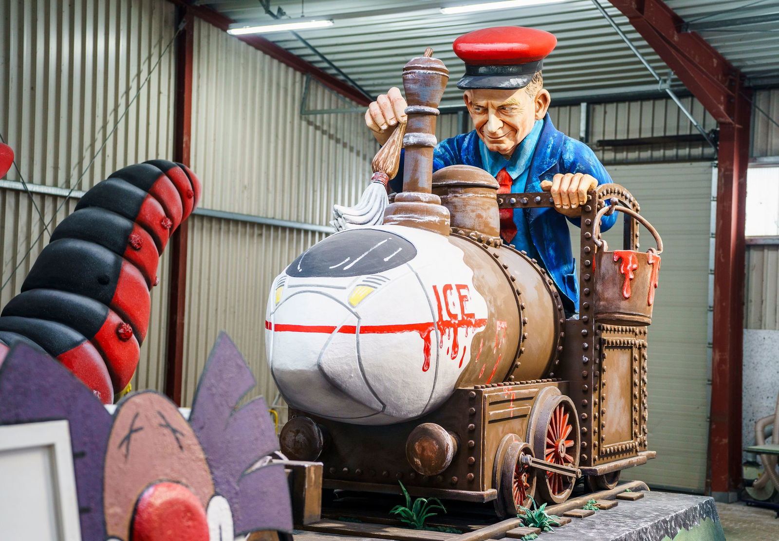 Der Motivwagen mit Wissing entstand in einer Wagenhalle des Mainzer Carneval-Vereins (MCV) und rollte vor Hunderttausenden Narren an Rosenmontag durch Mainz. (Archivbild) 